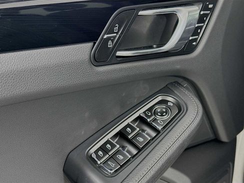 Certified 2025 Porsche Macan image 11
