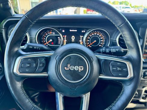 Used 2018 Jeep Wrangler Unlimited Sahara w/ Uconnect 4C Nav & Sound Group AWD/4WD image 15