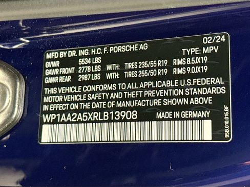 Used 2024 Porsche Macan AWD/4WD image 36