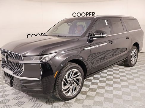 New 2025 Lincoln Navigator L Reserve AWD/4WD image 11