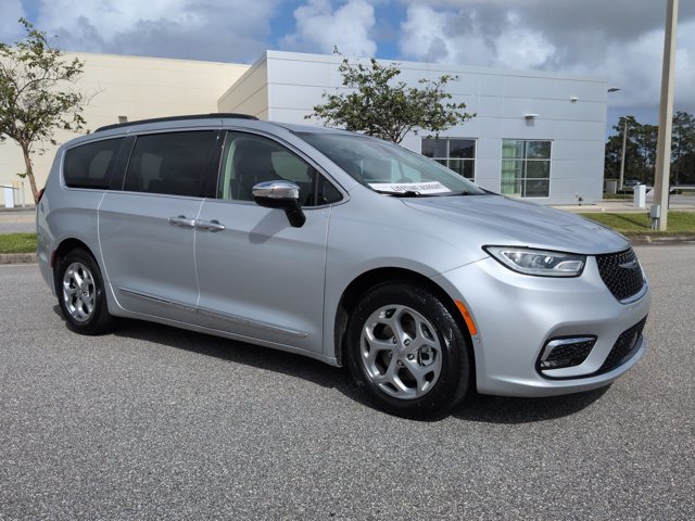 Used 2023 Chrysler Pacifica Limited FWD image 3