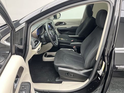 Used 2019 Chrysler Pacifica LX image 3
