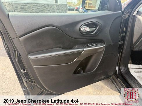 Used 2019 Jeep Cherokee Latitude Plus w/ Cold Weather Group AWD/4WD image 18