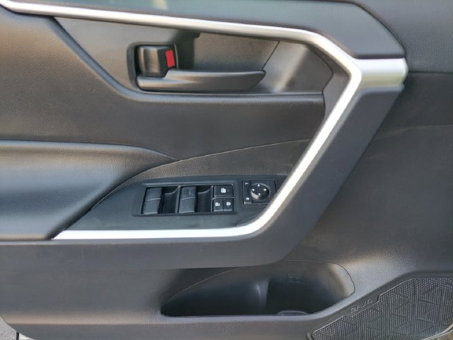 Used 2025 Toyota RAV4 LE AWD/4WD image 28
