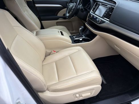 Used 2019 Toyota Highlander XLE image 30