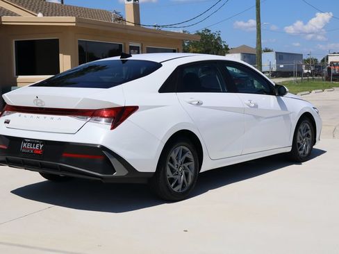 Used 2024 Hyundai Elantra SEL FWD image 9