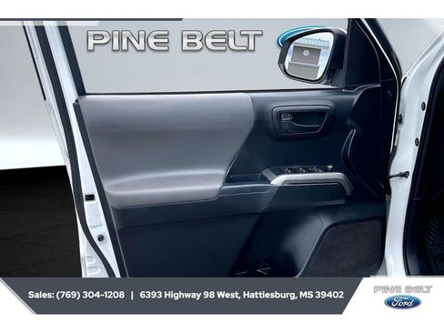 Used 2018 Toyota Tacoma SR5 RWD image 18