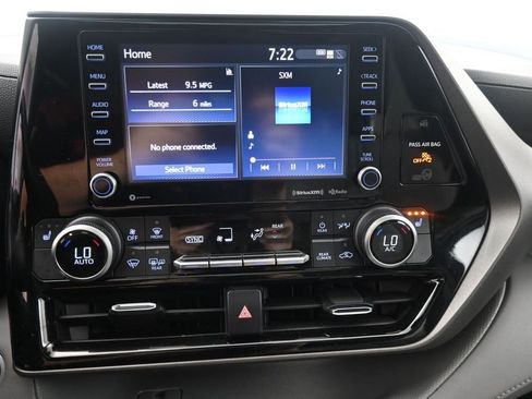 Used 2021 Toyota Highlander XLE AWD/4WD image 19