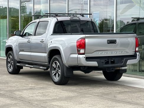 Used 2017 Toyota Tacoma TRD Sport w/ Premium & Technology Package AWD/4WD image 5