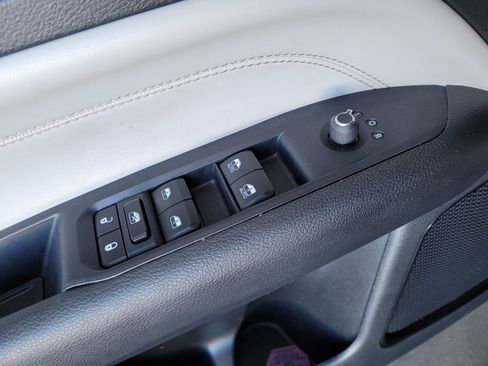 Used 2023 Jeep Compass Limited image 16