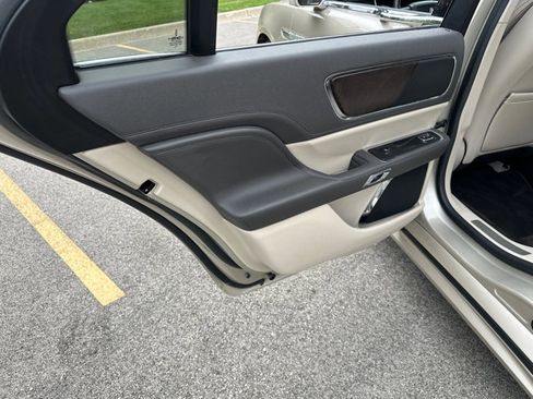 Used 2017 Lincoln Continental Reserve w/ Climate Package image 30