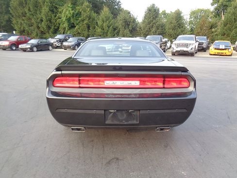 Used 2014 Dodge Challenger SXT image 7