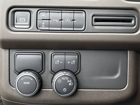 Used 2024 Chevrolet Suburban LT RWD image 11