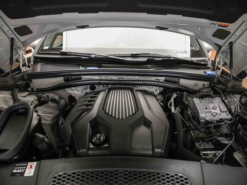 Certified 2026 Porsche Macan AWD/4WD image 32