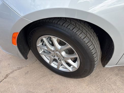 Used 2024 Chrysler Pacifica Touring-L FWD image 9