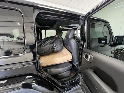 Used 2022 Jeep Wrangler Unlimited Sahara image 7