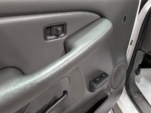Used 2003 Chevrolet Silverado 2500 4x4 Regular Cab w/ Snow Plow Prep Package image 15