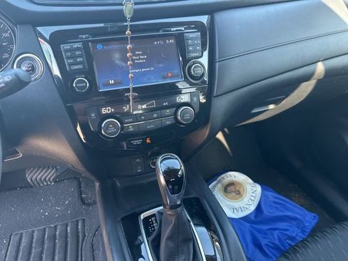 Used 2017 Nissan Rogue SV w/ SV Premium Package image 11