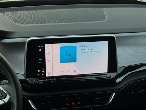 Used 2025 Volkswagen Atlas Cross Sport SE image 18