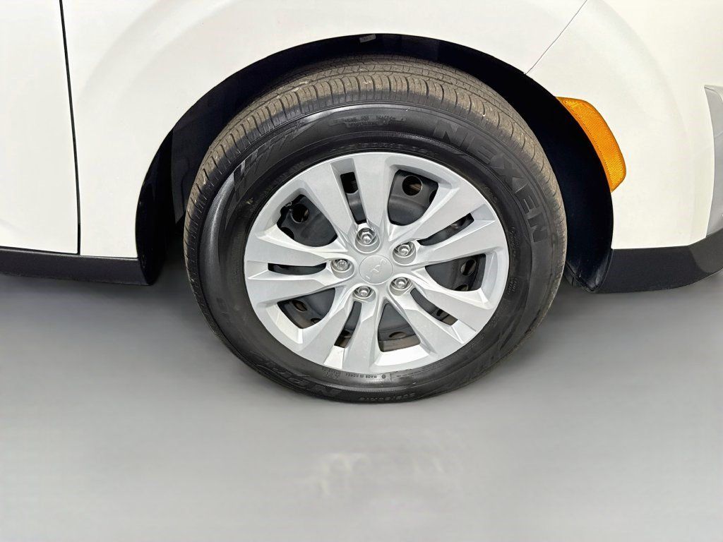 Used 2025 Kia Soul LX FWD image 30