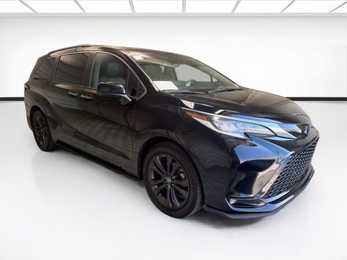 Used 2022 Toyota Sienna XSE FWD image 3