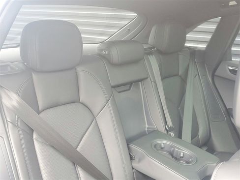 Used 2025 Porsche Macan image 21