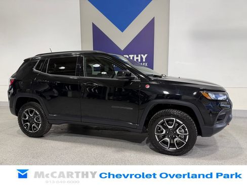 Used 2026 Jeep Compass Trailhawk AWD/4WD image 3