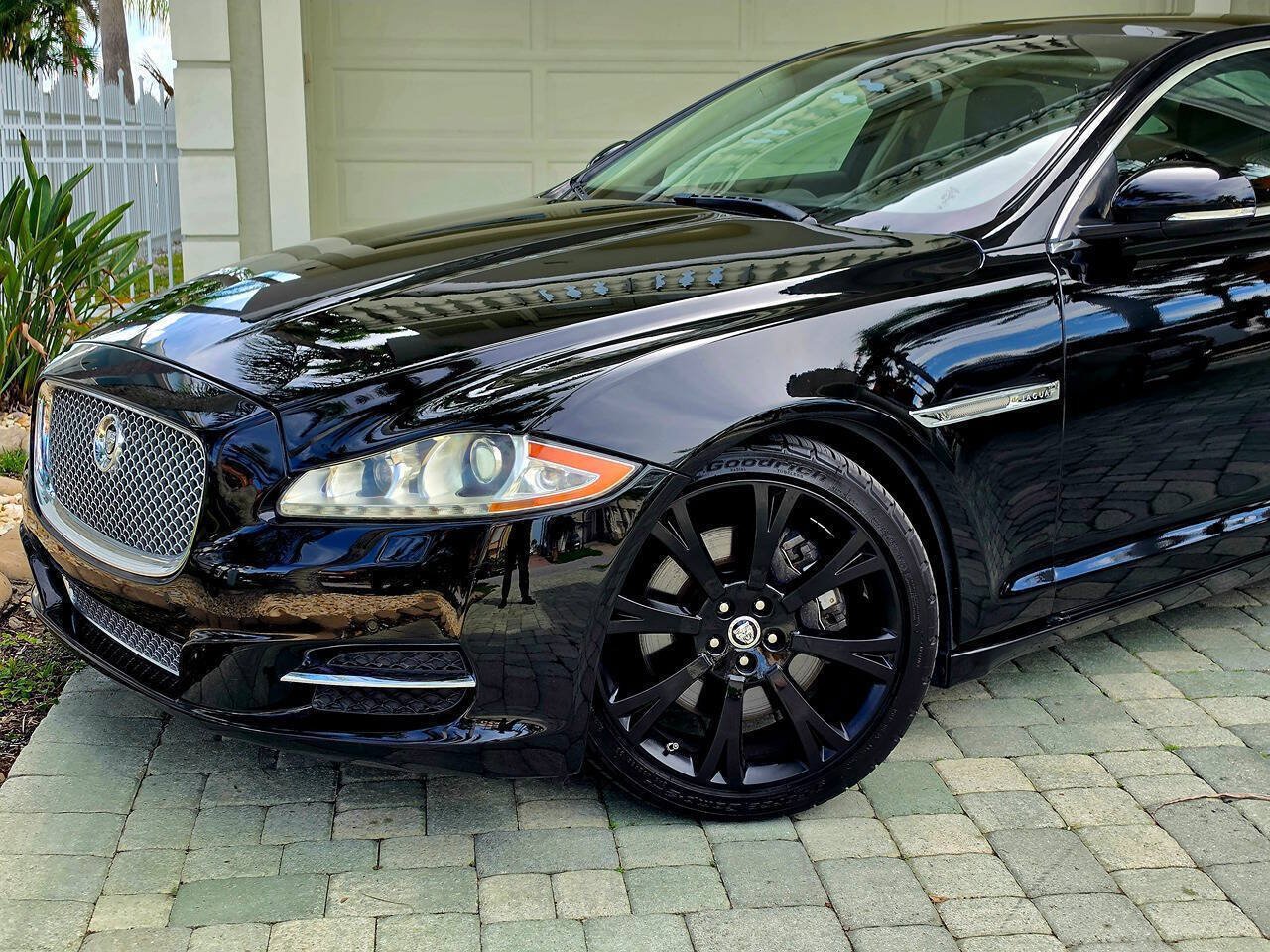 Used 2011 Jaguar XJ L RWD image 2