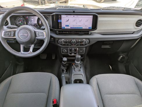 Used 2025 Jeep Wrangler Sahara image 14