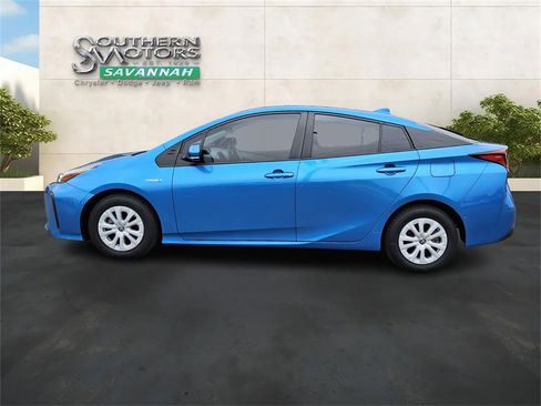 Used 2019 Toyota Prius LE image 2
