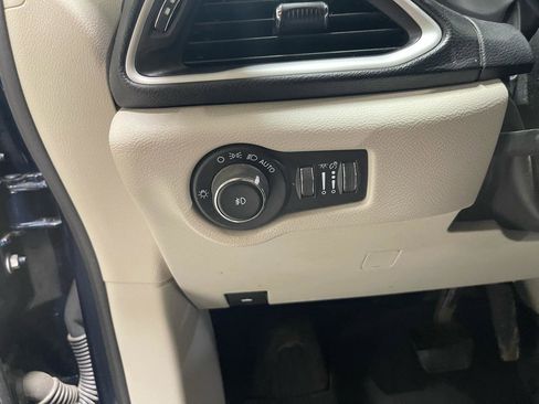 Used 2022 Chrysler Pacifica Touring-L image 17