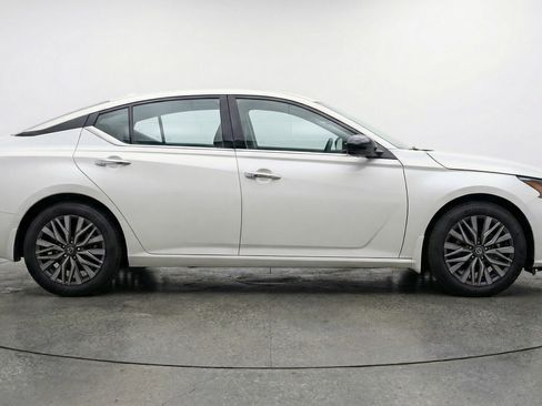 Used 2025 Nissan Altima 2.5 SV image 11