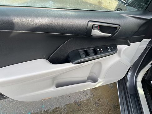 Used 2014 Toyota Camry LE image 9