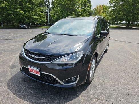 Used 2017 Chrysler Pacifica Touring-L w/ Tire & Wheel Group FWD image 2