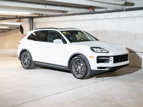 Used 2026 Porsche Cayenne E-Hybrid AWD/4WD image 7