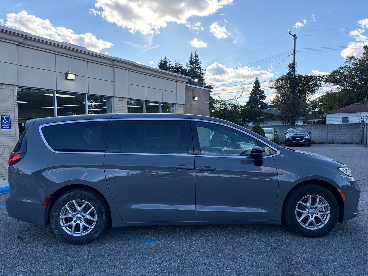 Used 2025 Chrysler Pacifica Select FWD image 4