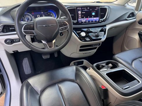 Used 2023 Chrysler Pacifica Touring-L FWD image 2