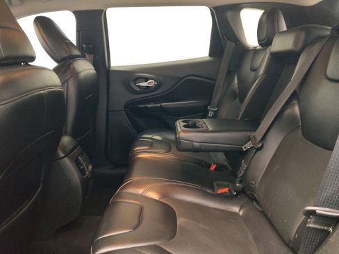 Used 2019 Jeep Cherokee Latitude Plus image 18