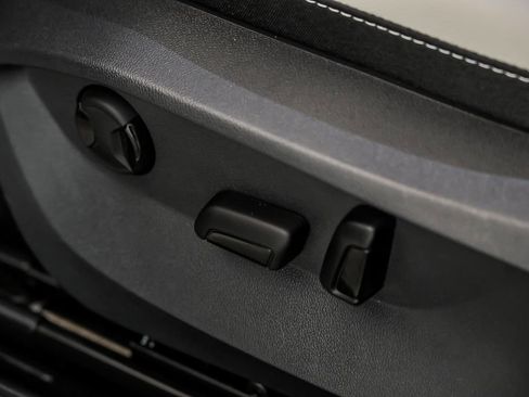 Used 2025 Volkswagen Taos SE w/ Panoramic Sunroof Package image 17