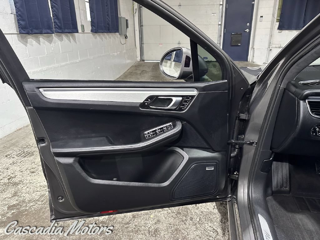 Used 2016 Porsche Macan Turbo AWD/4WD image 21