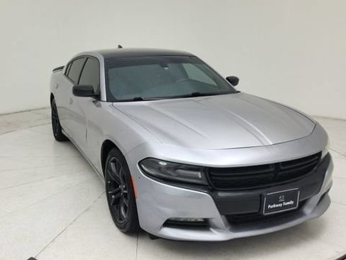 Used 2017 Dodge Charger SXT w/ Plus Group RWD image 8