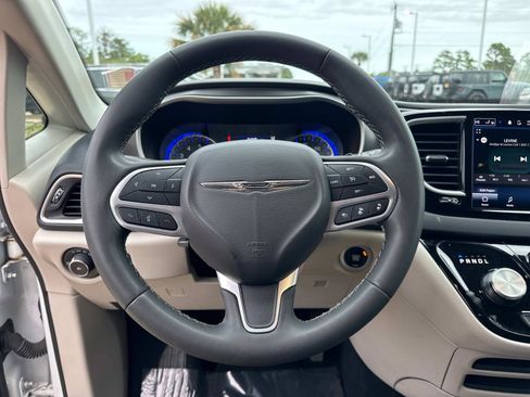 Certified 2023 Chrysler Pacifica Touring-L FWD image 28