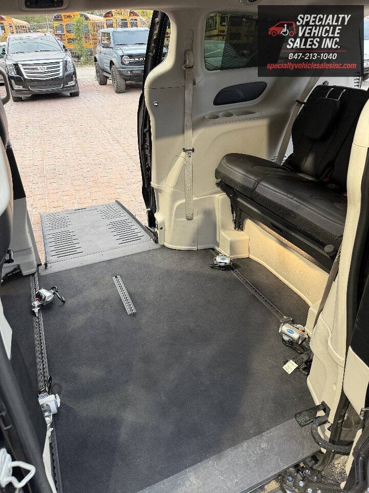 Used 2018 Chrysler Pacifica Touring-L FWD image 15