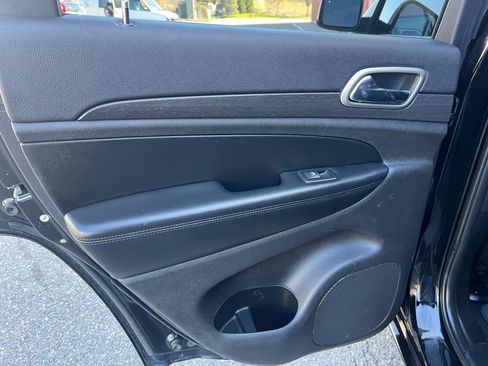 Used 2017 Jeep Grand Cherokee Altitude image 10