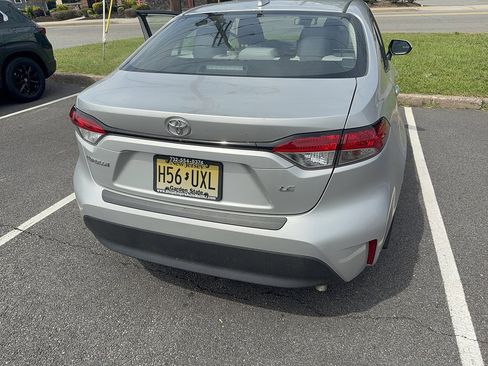 Used 2024 Toyota Corolla LE FWD image 2