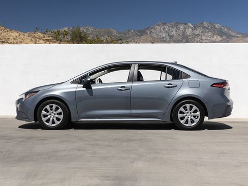 Used 2020 Toyota Corolla LE w/ Carpet Mat Package (TMS) FWD image 2