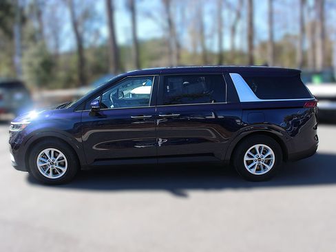 Certified 2024 Kia Carnival LX image 5