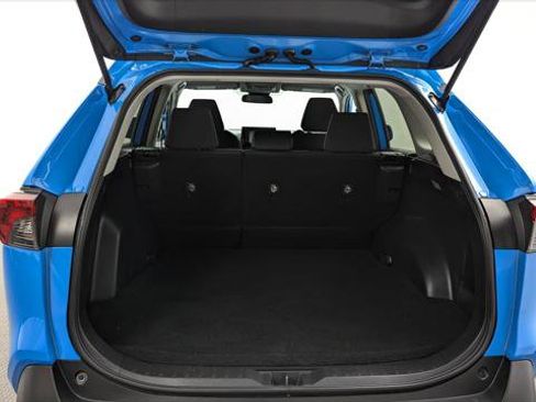 Used 2019 Toyota RAV4 LE image 18