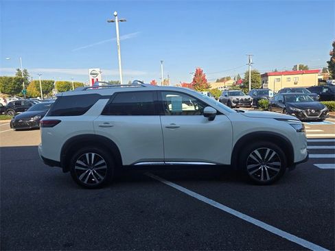 Used 2023 Nissan Pathfinder Platinum image 6