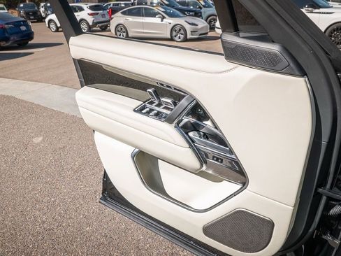 Used 2025 Land Rover Range Rover Long Wheelbase Autobiography image 13